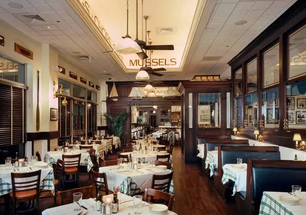Hugo's Frog Bar & Fish House Naperville Seafood & Steakhouse restaurant