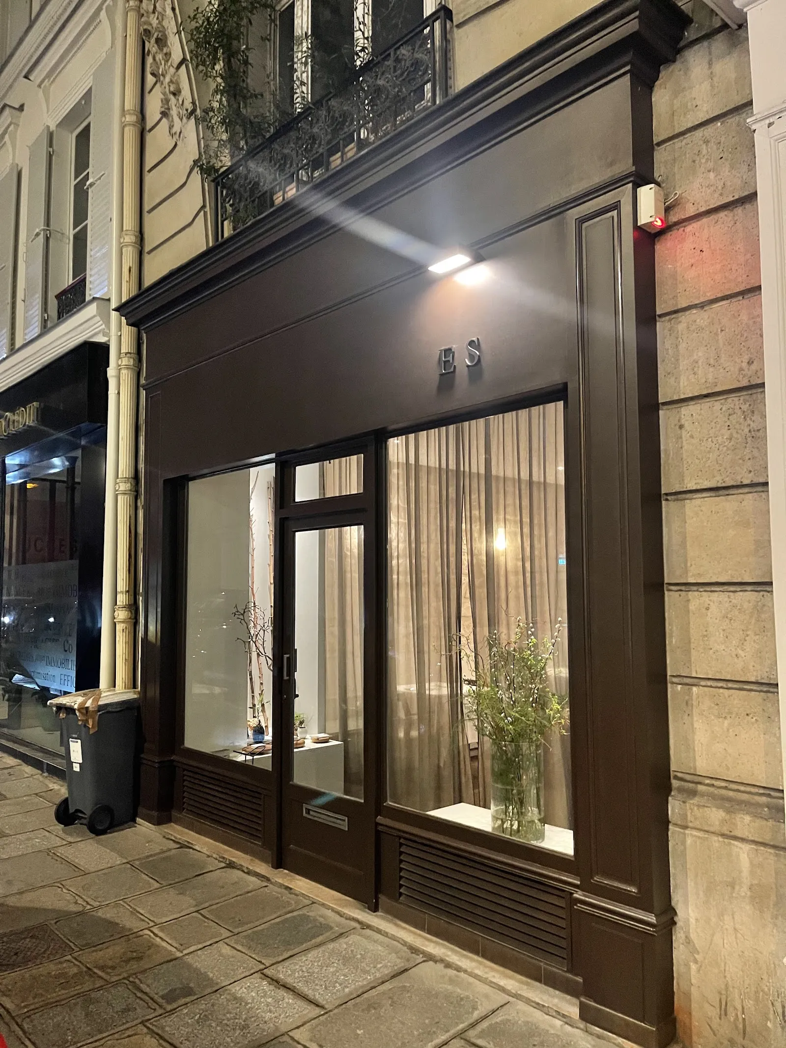Minimalist white dining room at Restaurant ES, rue de Grenelle, Paris