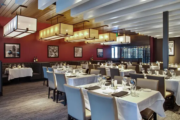 Sullivan's Steakhouse Little Rock interior