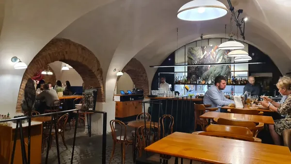 Whitewashed dining room at Bistro de l'Arte, Piața Enescu Brașov