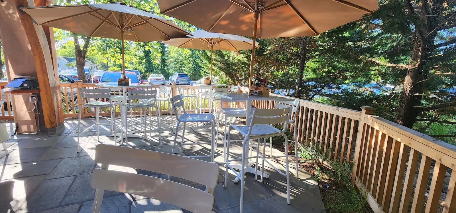 Lures Bar & Grille dining room