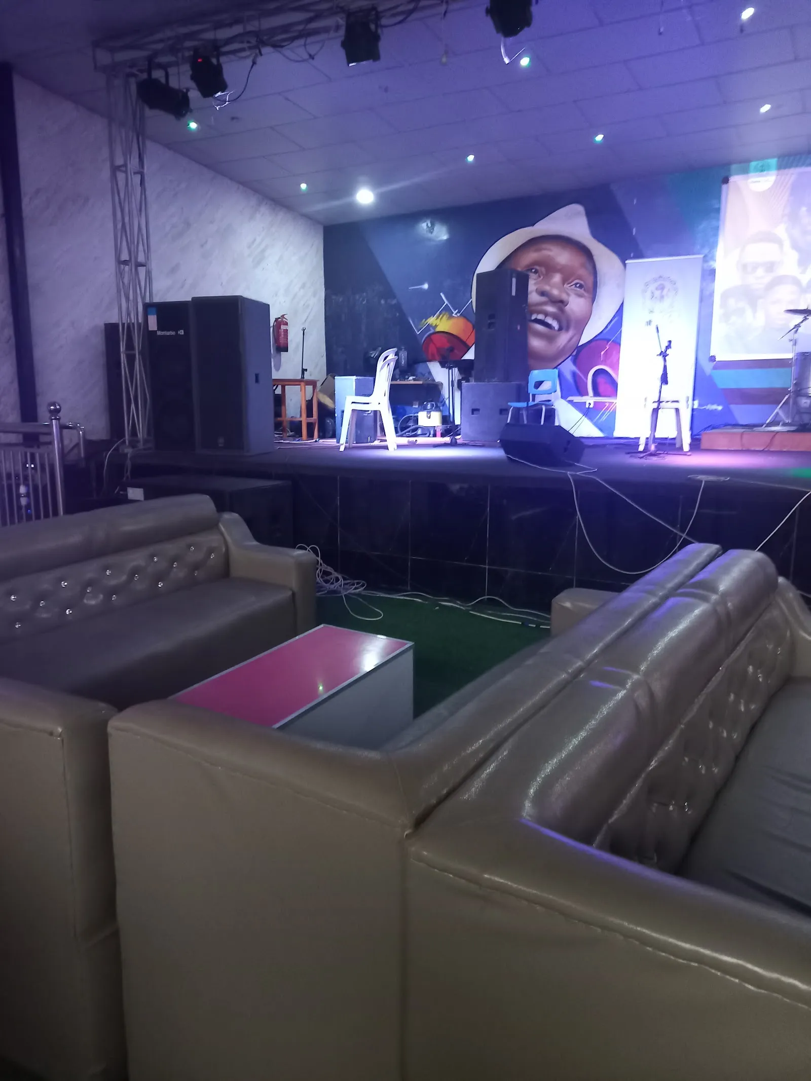 Le Nimba dining room
