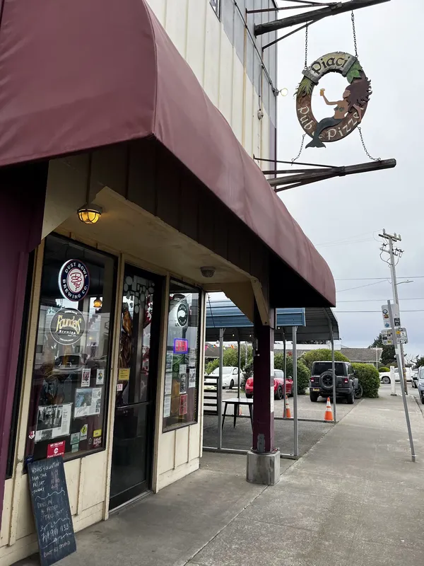 Piaci Pub and Pizzeria Fort Bragg wood-fired pizza craft beer California