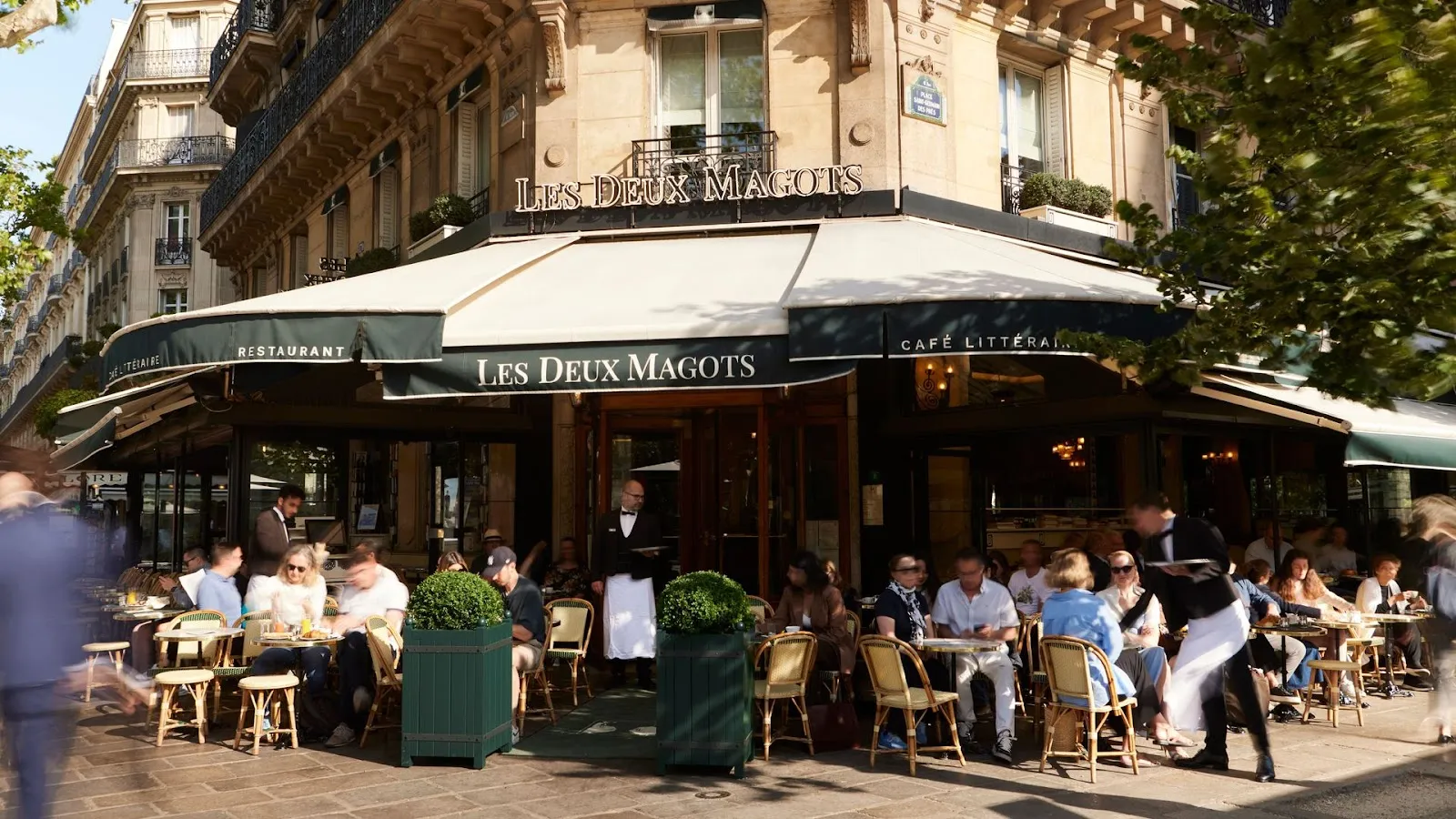 LES DEUX MAGOTS Paris — Saint-Germain-des-Prés / 6th arrondissement dining room