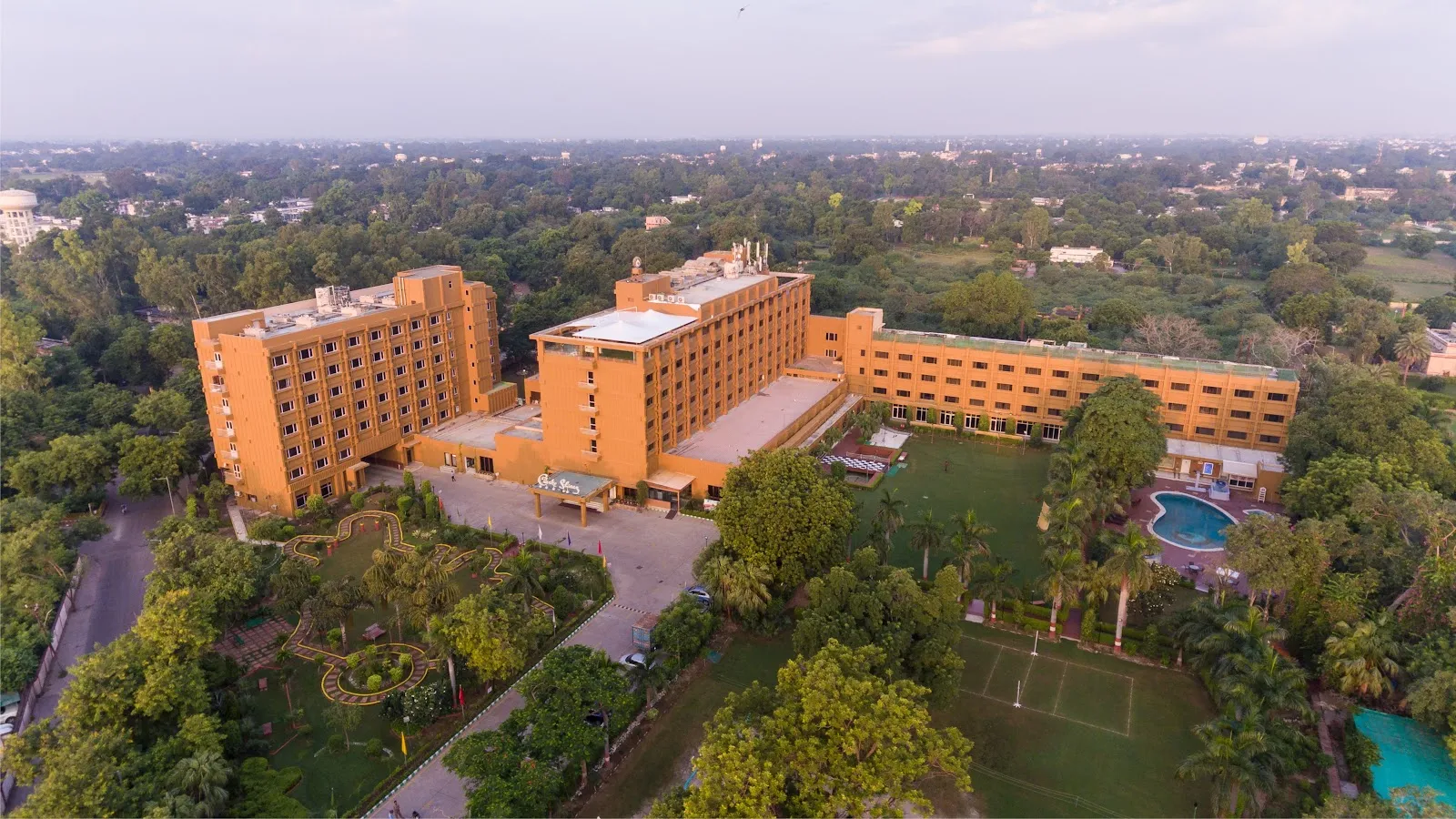 Daawat-e-Nawab Hotel Clarks Shiraz Agra to Taj Ganj dining room