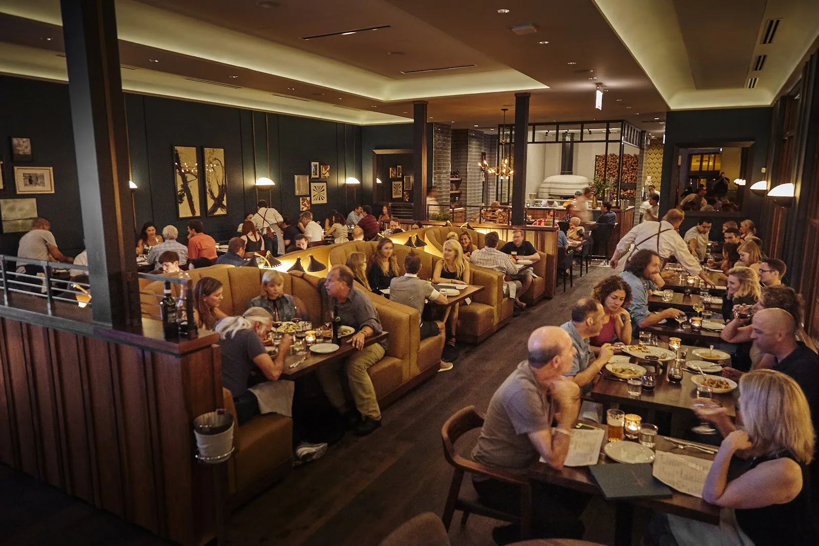 CODA DI VOLPE Chicago — Lakeview dining room