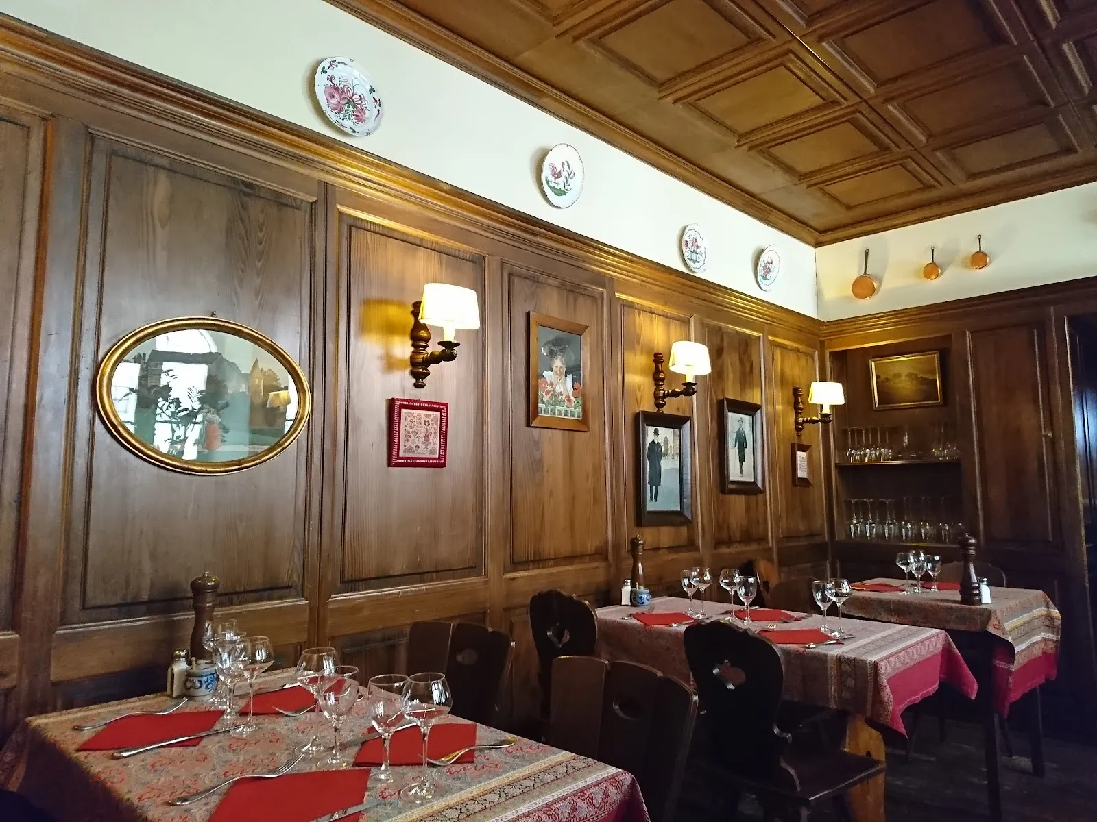 Chez Yvonne dining room