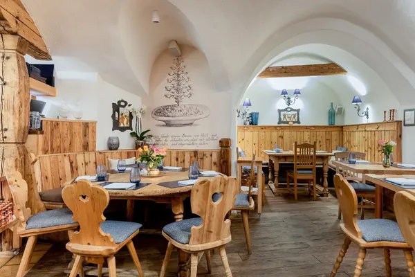 Restaurant Goldene Ente Salzburg historic building dining