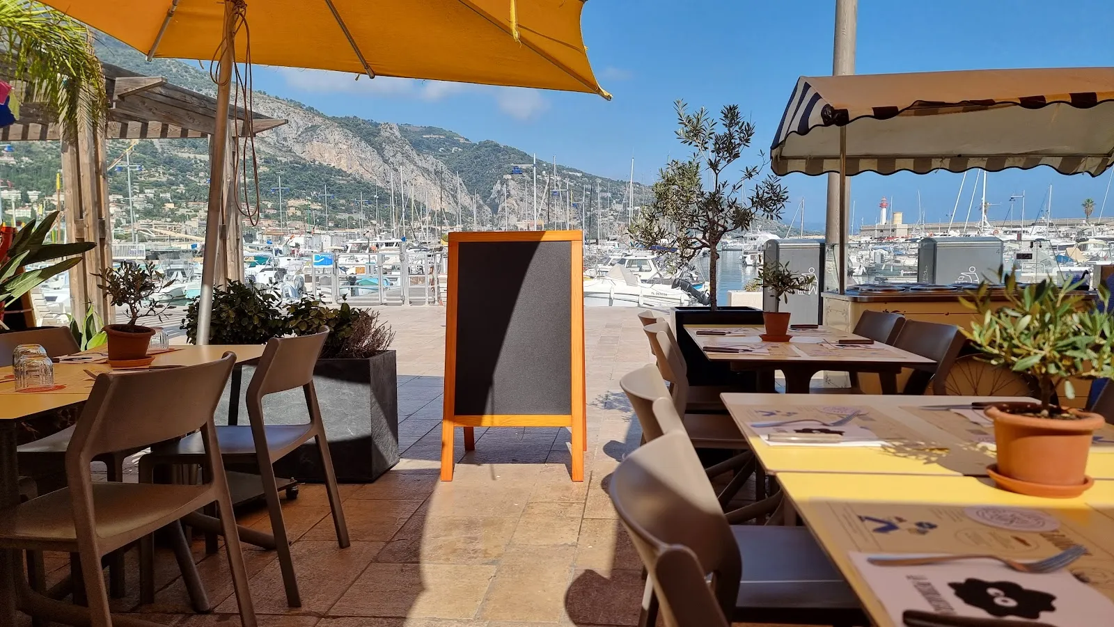 Wood-fired Neapolitan pizza at Pecora Negra, Menton seafront
