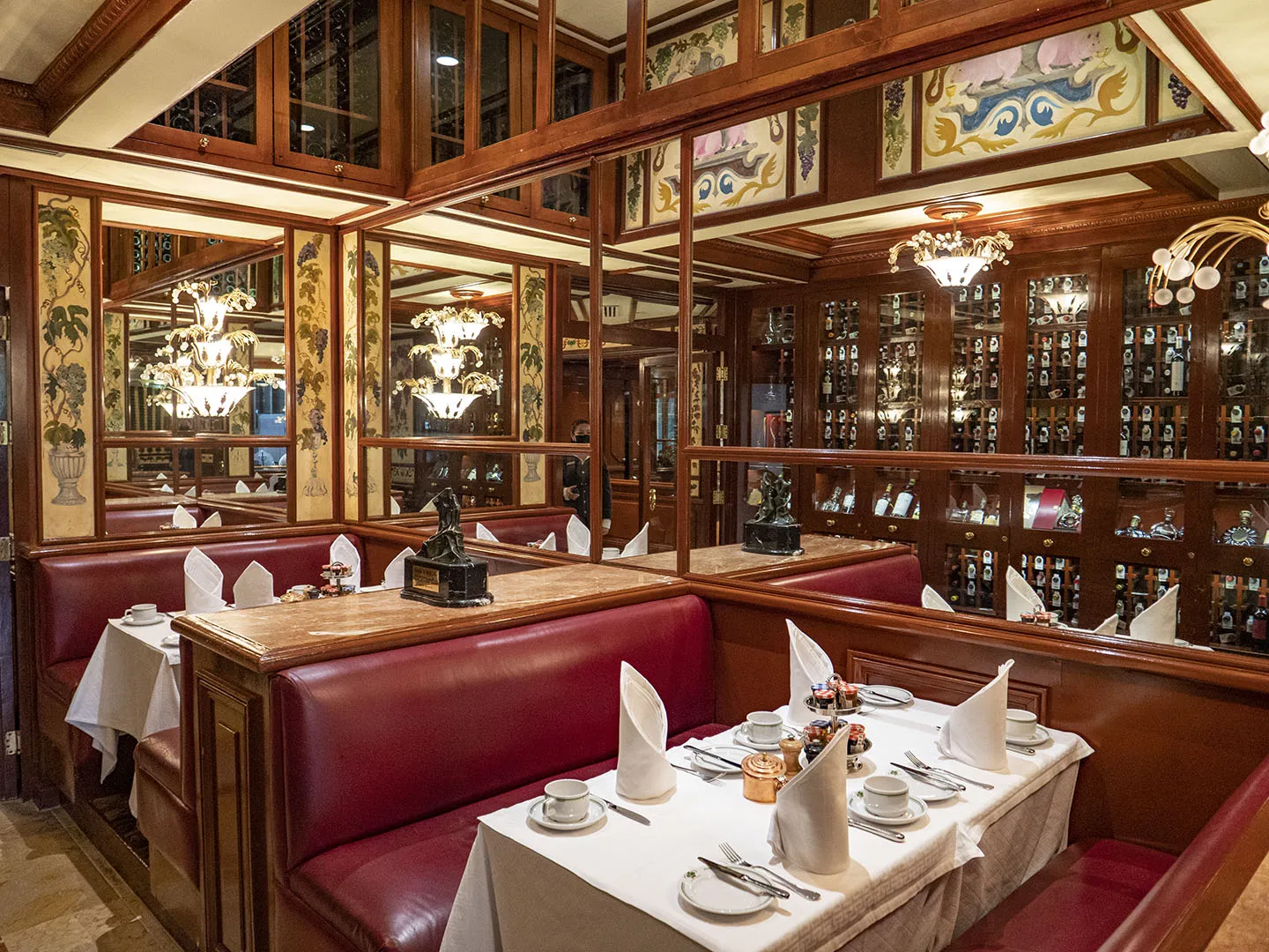 A French brasserie dining room inside a Polanco hotel in Mexico City
