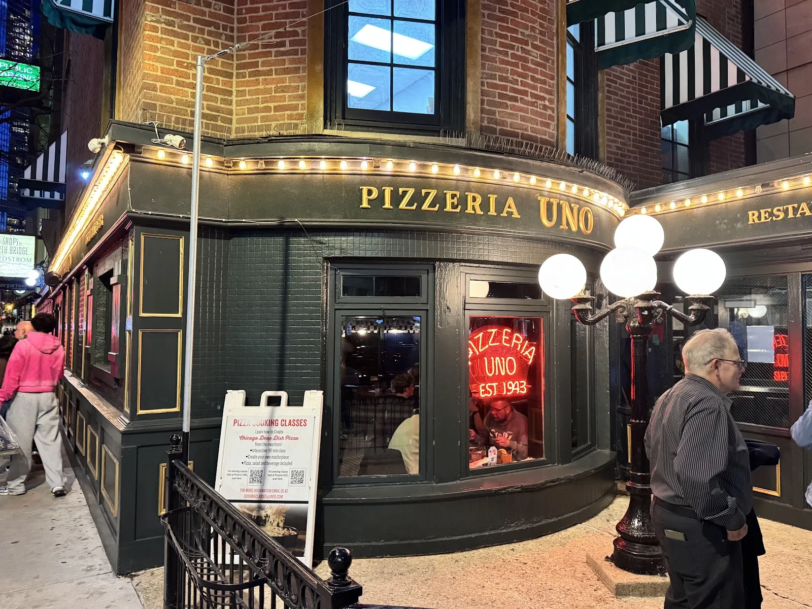 Pizzeria Uno #42 in Chicago River North, Chicago dining room