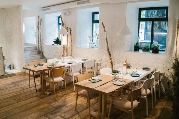100 Rokiv Tomu Vpered Kyiv historical Ukrainian cuisine immersive dining Khreshchatyk