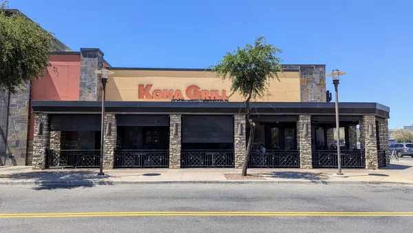 Kona Grill Gilbert Arizona SanTan Village American sushi craft cocktails modern interior