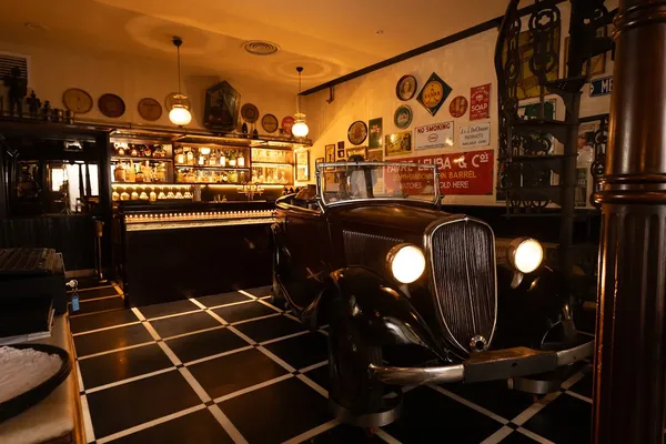 CHOR BIZARRE restaurant