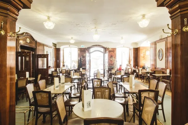 Café Tomaselli Salzburg oldest coffeehouse
