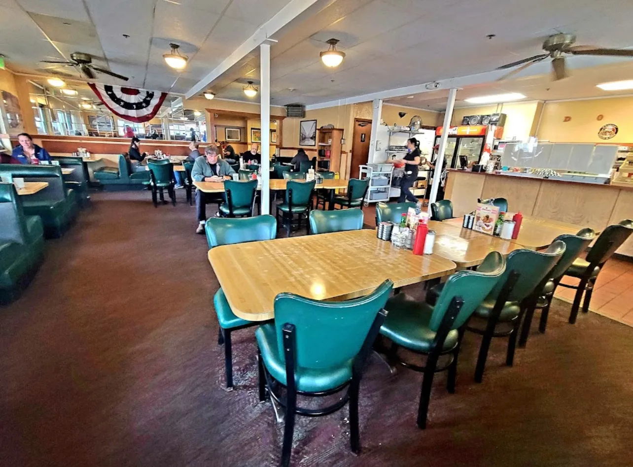 Donna's Restaurant dining room