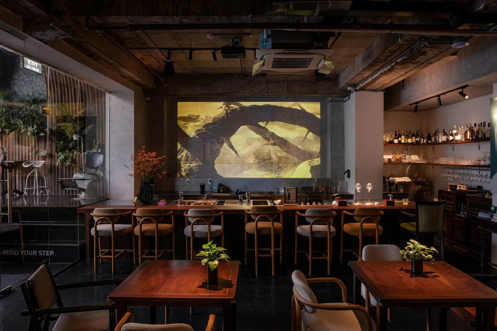 ÚNU Cocktails & Eatery dining room