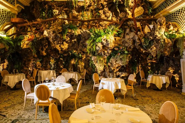 Le Chapon Fin Bordeaux historic belle epoque brasserie since 1825 grotto decor