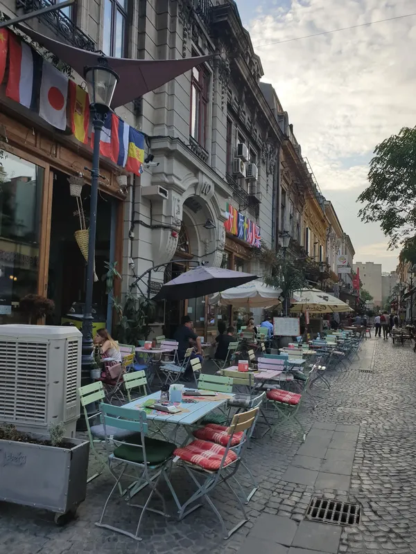 Lacrimi și Sfinți. Bucharest