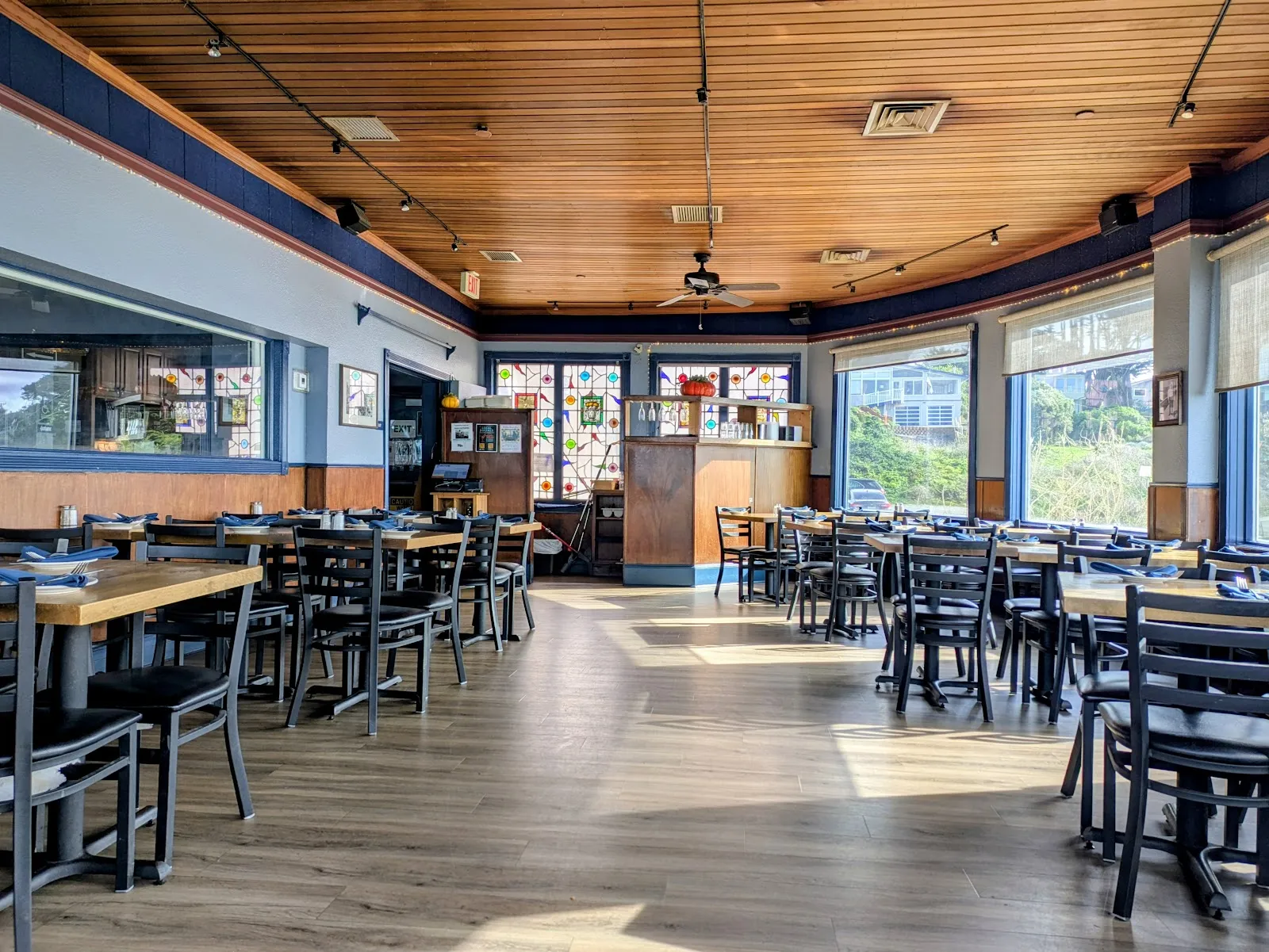 Moss Beach Distillery Half Moon Bay dining room