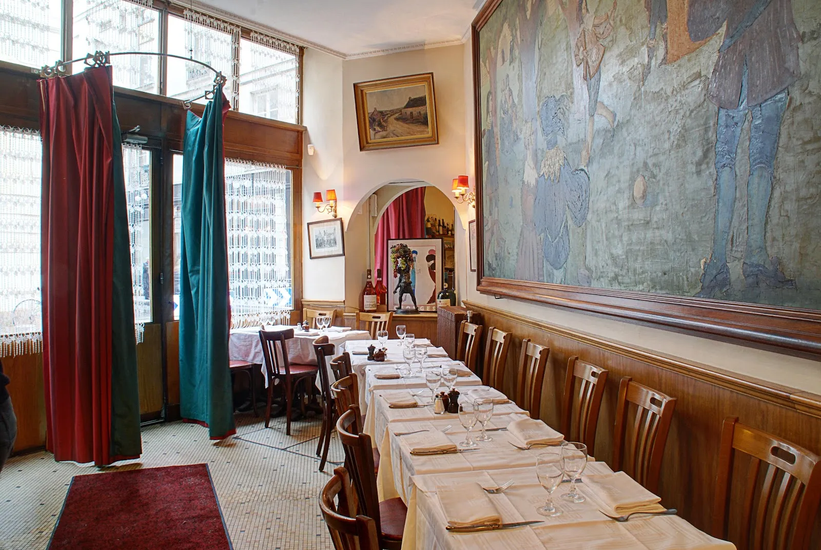 Classic bistro dining room at Chez Georges, rue du Mail Paris