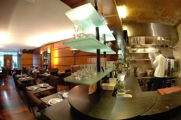 Enoteca Saint-Lambert Liège Italian wine bar small plates counter solo dining
