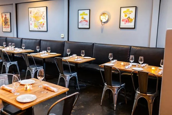 Entre Nous French Bistro Pasadena classic decor