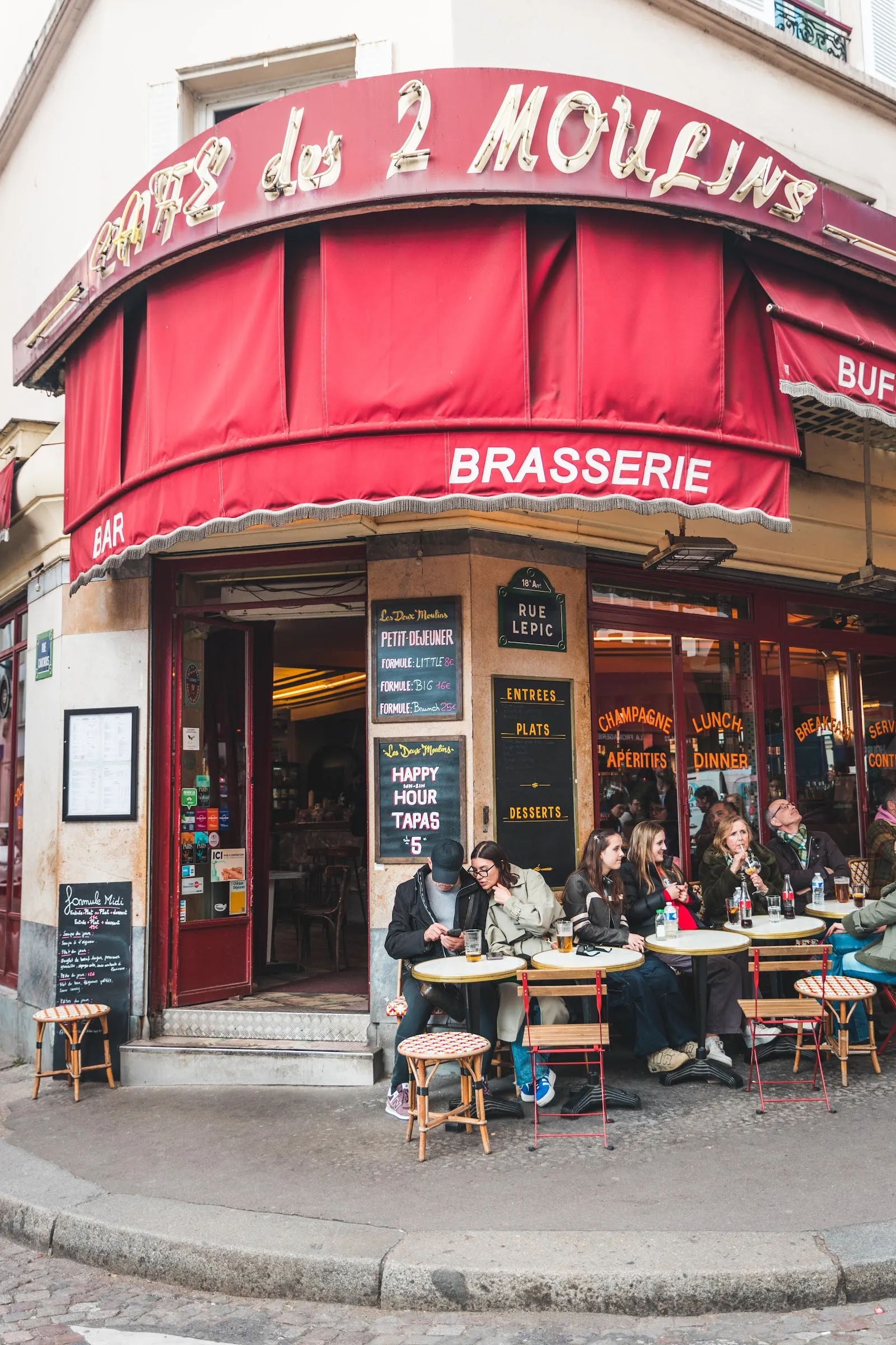 CAFÉ DES DEUX MOULINS Paris — 18th arrondissement / Montmartre dining room