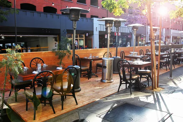 Perle French bistro Pasadena Old Town sidewalk patio