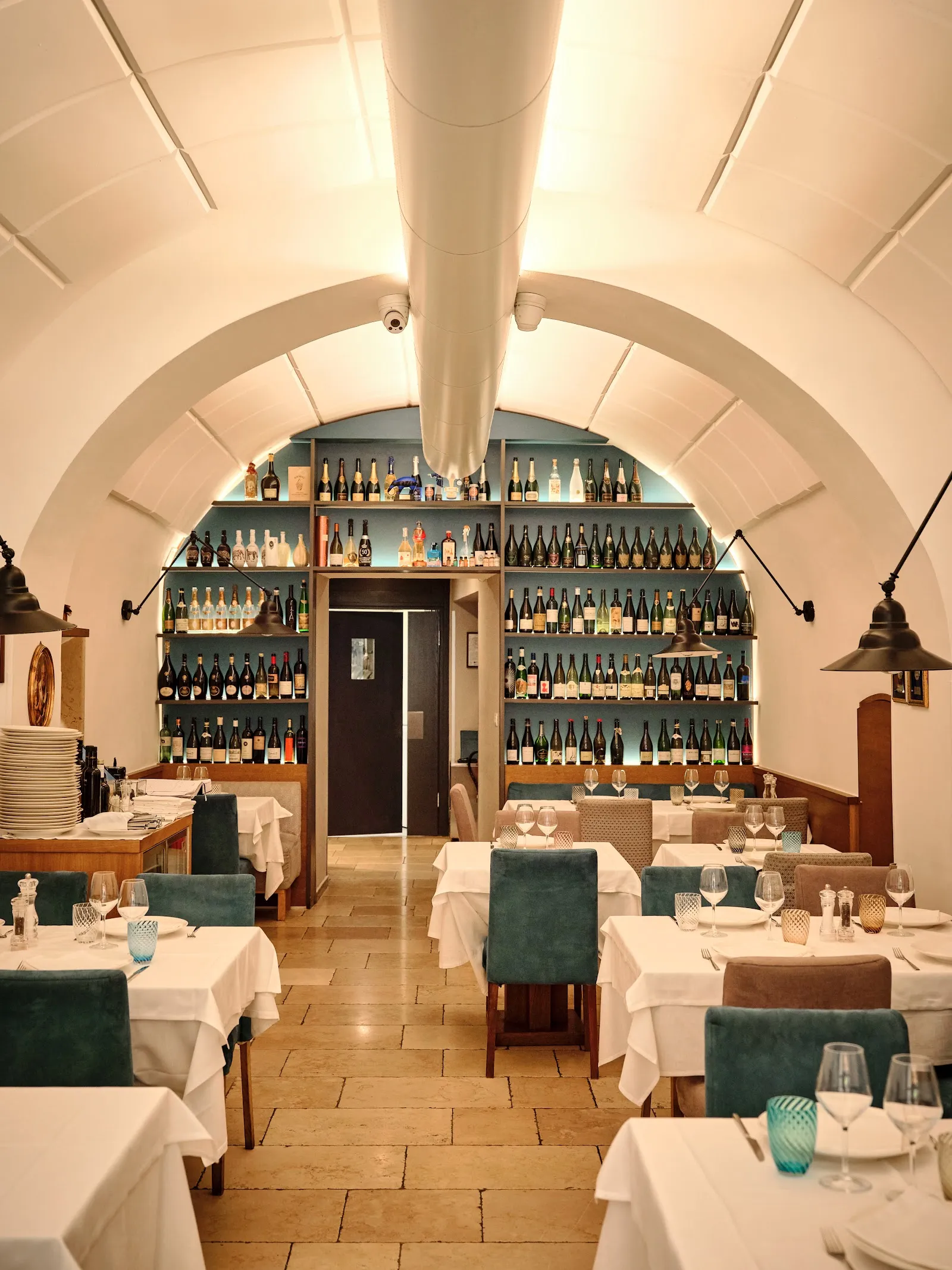 Barrel-vaulted seafood dining room at Al Pescatore, old Bari